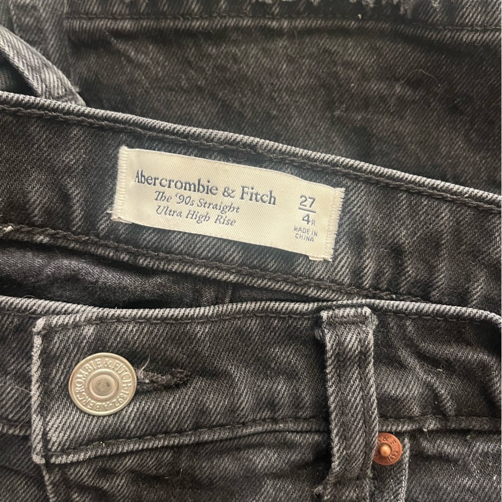 Abercrombie & Fitch - The ‘90s Straight Ultra High Rise Black Jeans - Size 27/4R